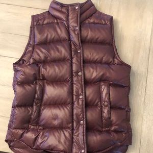 🎄Like new J. Crew puffer vest size M Burgundy🎄